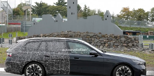 2024 BMW i5 Touring 在纽博格林进行了较少的伪装测试