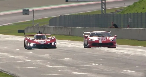 观看 Ferrari 499P Modificata 和 296 Challenge 在穆杰罗赛道上的表现